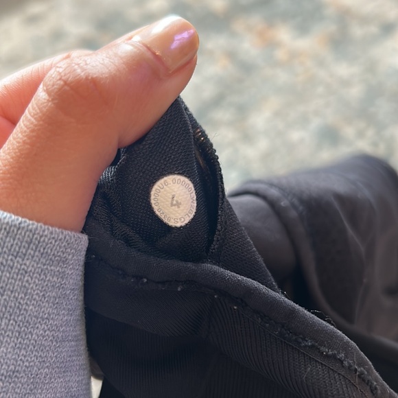 Lululemon Black Ebb to train Medium Support C/D cup. Only wore once. Size 4. - Picture 4 of 4